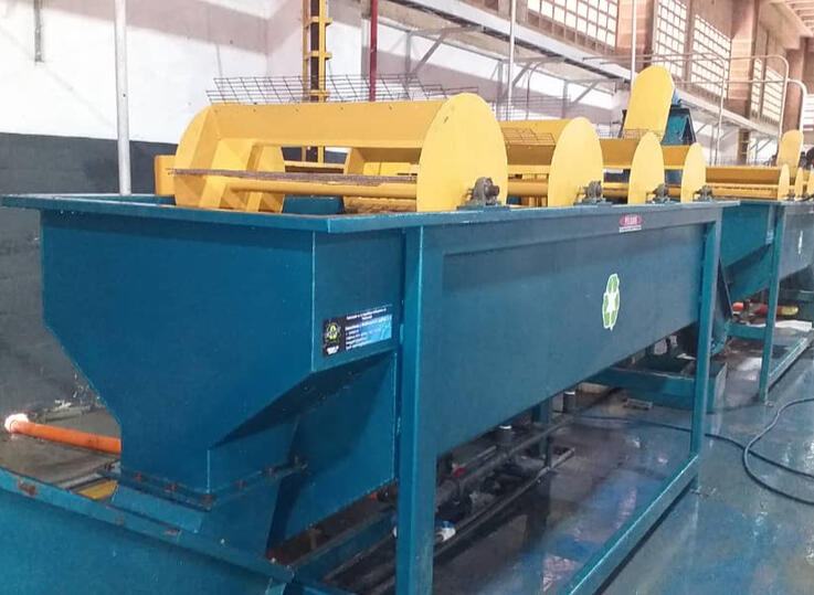 Plastic washing tank that cleans recycled plastics.