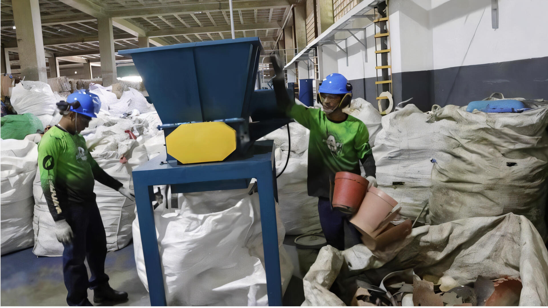 Obreros en Proceso de separación y selección plasticos